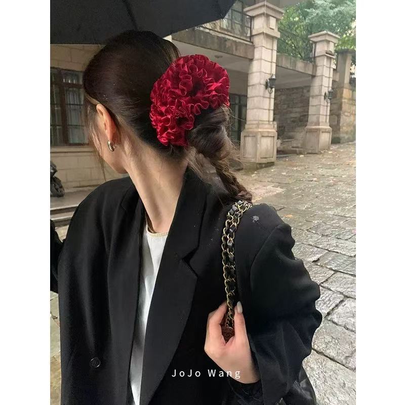 Pince Avec Chouchou Chiffon Rouge